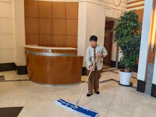保潔員吳阿姨擦亮城市的第一縷溫柔_辦公物業(yè)公司